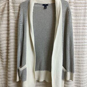 Gap Women's Grey and White Sweater